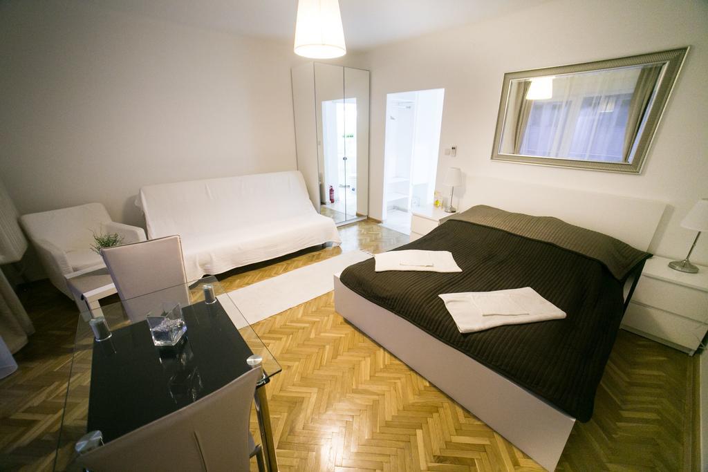 Budapest Downtown Apartments With Balcony & Optional Garage & Restaurant In The Building Szoba fotó