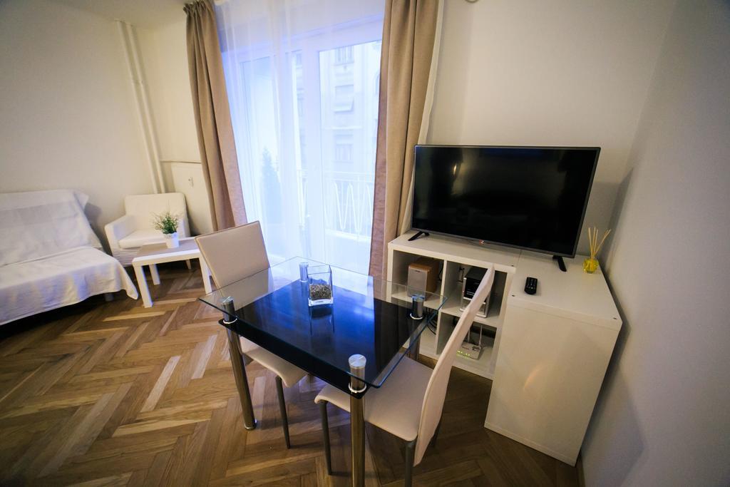 Budapest Downtown Apartments With Balcony & Optional Garage & Restaurant In The Building Szoba fotó