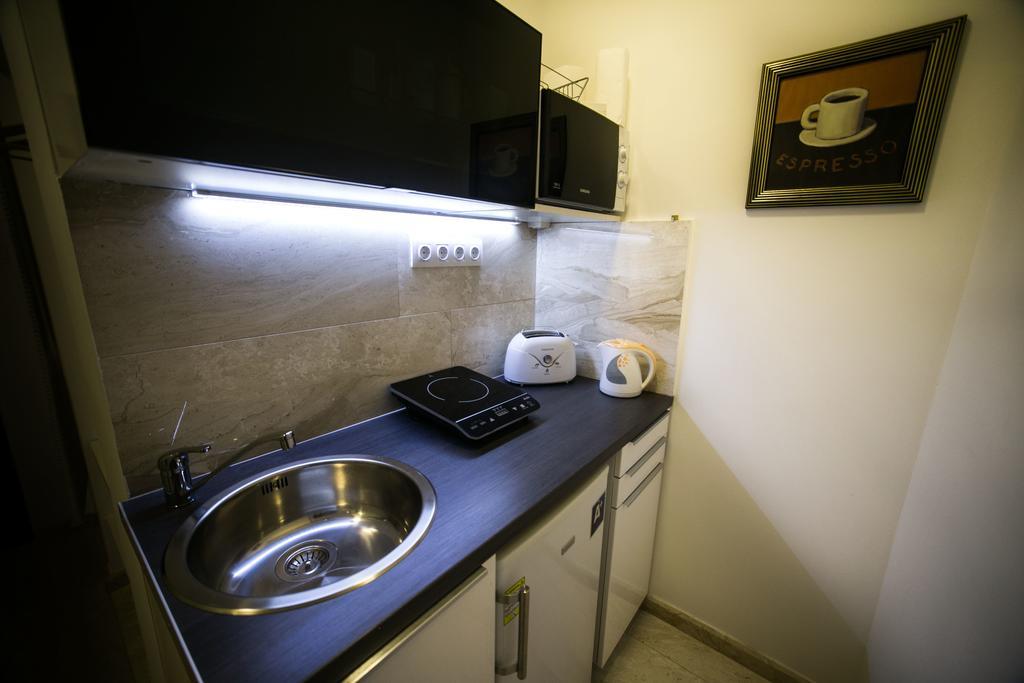 Budapest Downtown Apartments With Balcony & Optional Garage & Restaurant In The Building Szoba fotó