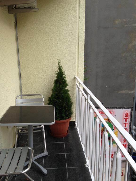 Budapest Downtown Apartments With Balcony & Optional Garage & Restaurant In The Building Szoba fotó