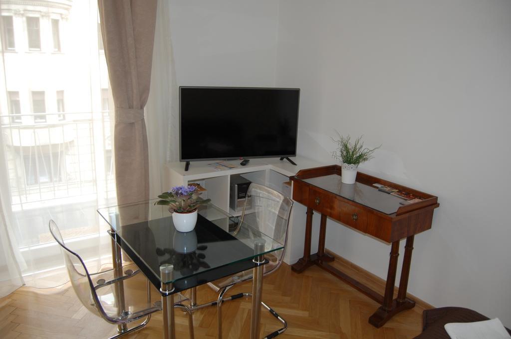 Budapest Downtown Apartments With Balcony & Optional Garage & Restaurant In The Building Kültér fotó