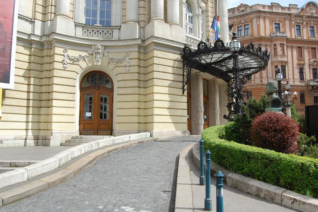 Budapest Downtown Apartments With Balcony & Optional Garage & Restaurant In The Building Kültér fotó